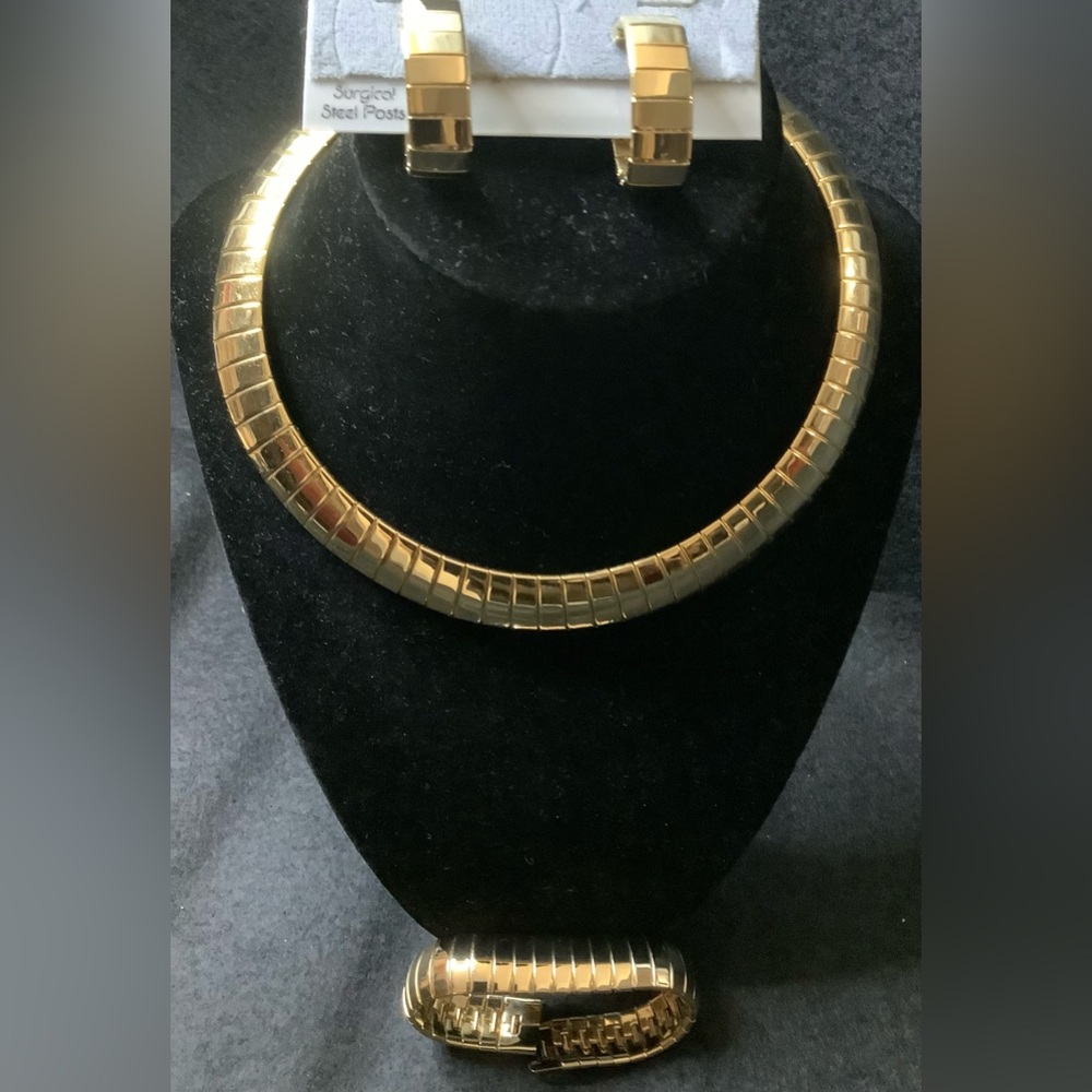 Vintage Gold-Tone Jewelry Set NWOT - Picture 2 of 6